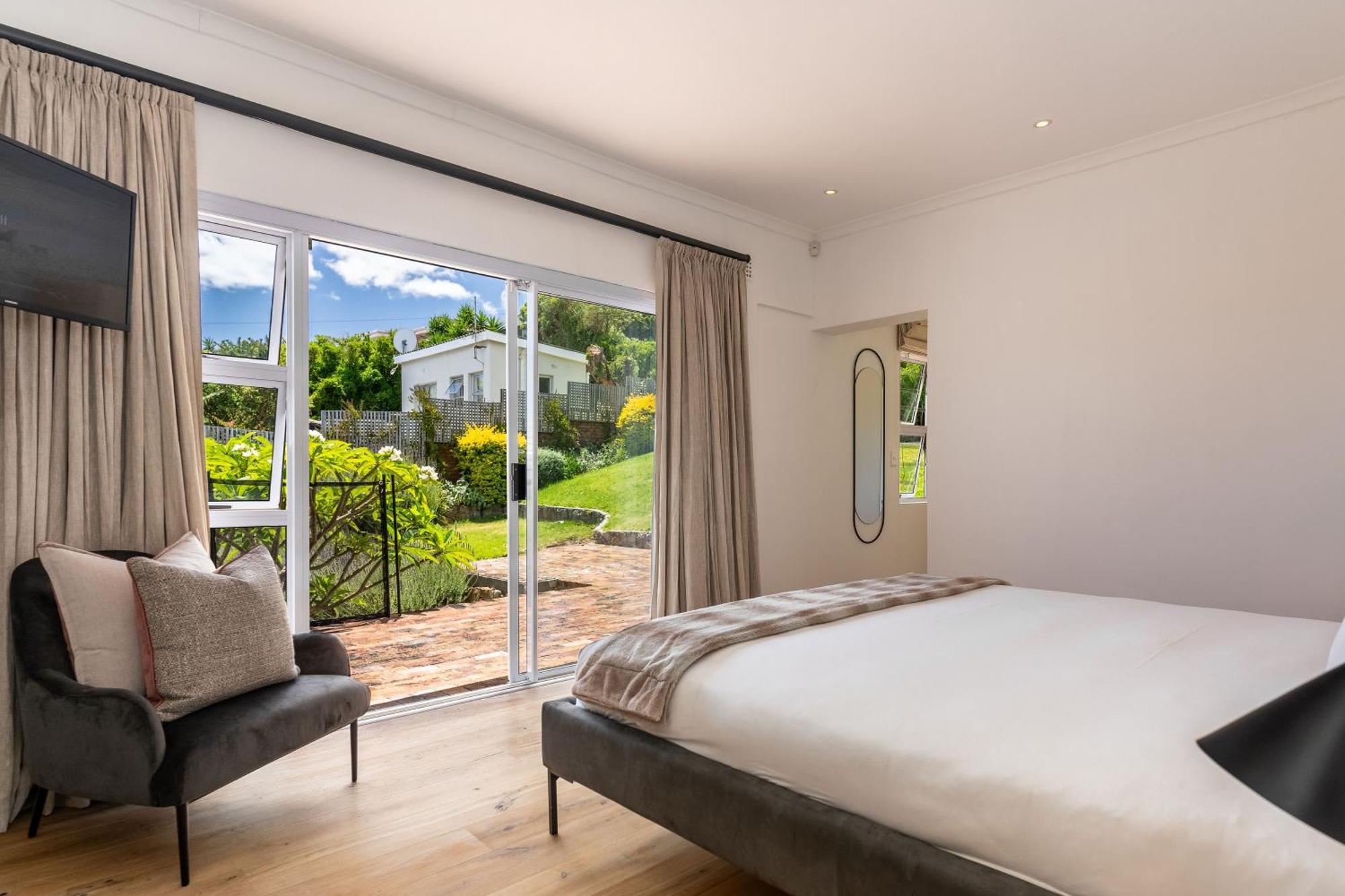 Camps Bay Deluxe - Luxury With Pool, Ocean & Mountain Views Villa Cape Town