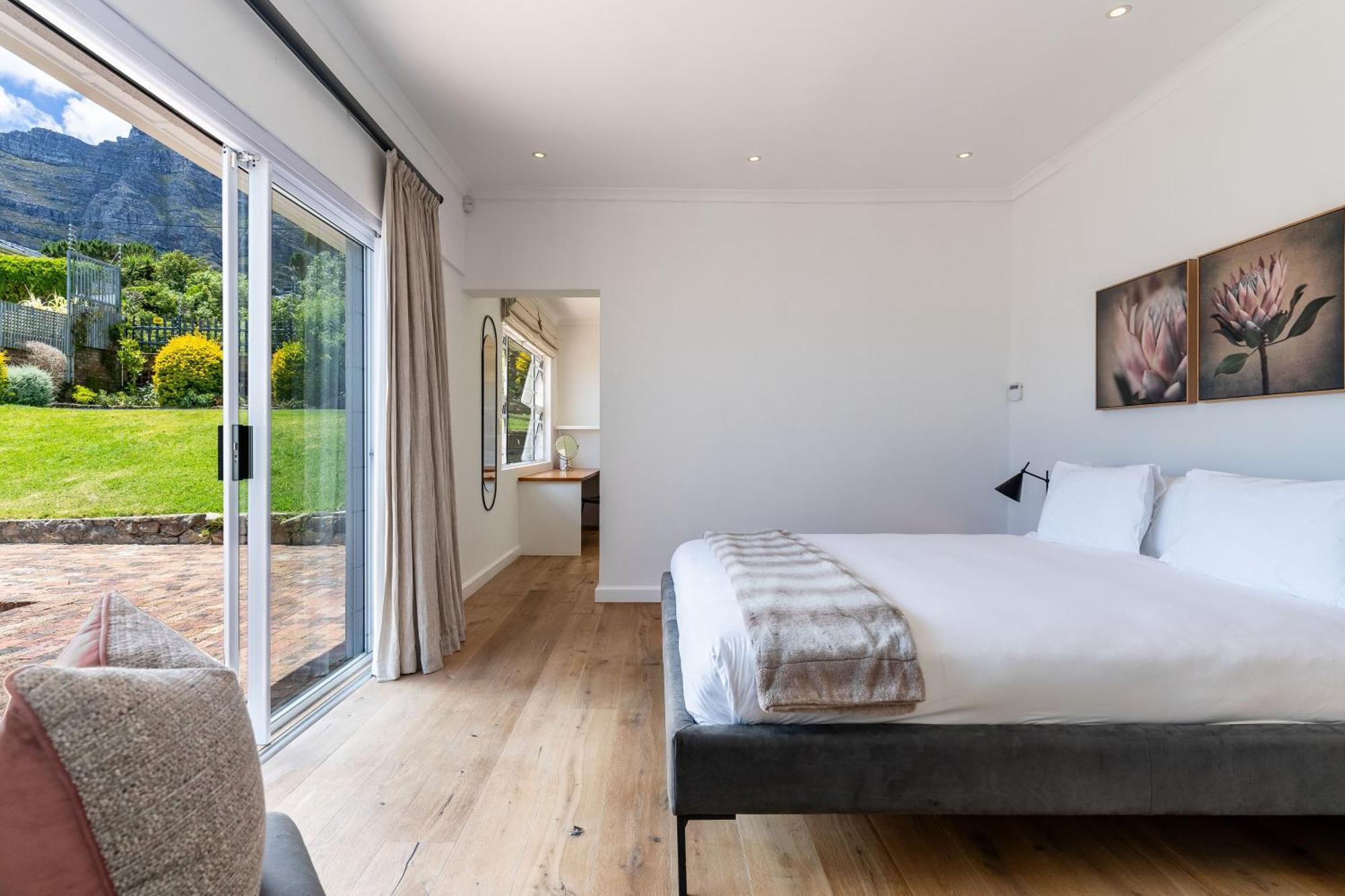 Camps Bay Deluxe - Luxury With Pool, Ocean & Mountain Views Villa Cape Town