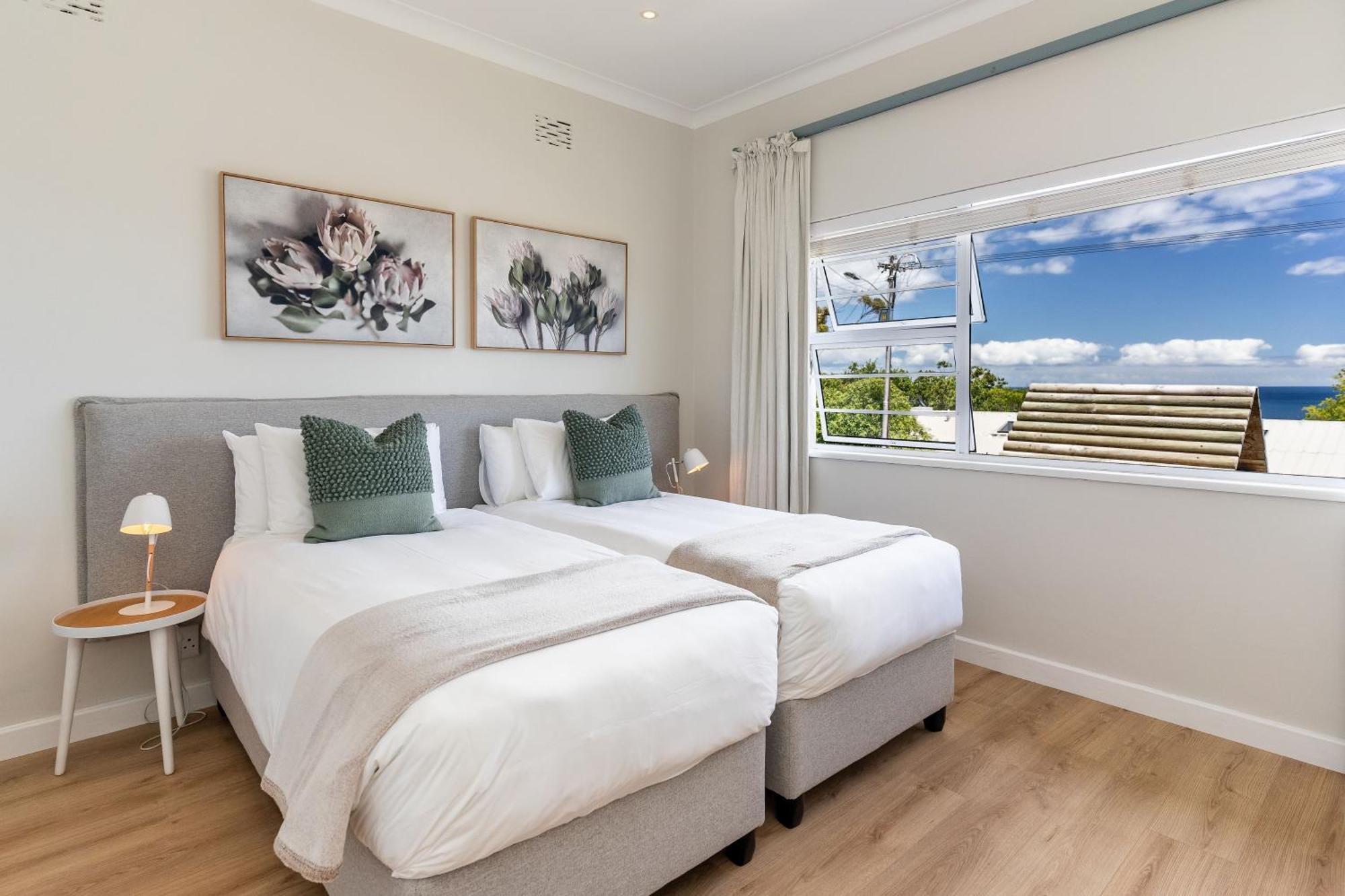 Camps Bay Deluxe - Luxury With Pool, Ocean & Mountain Views *