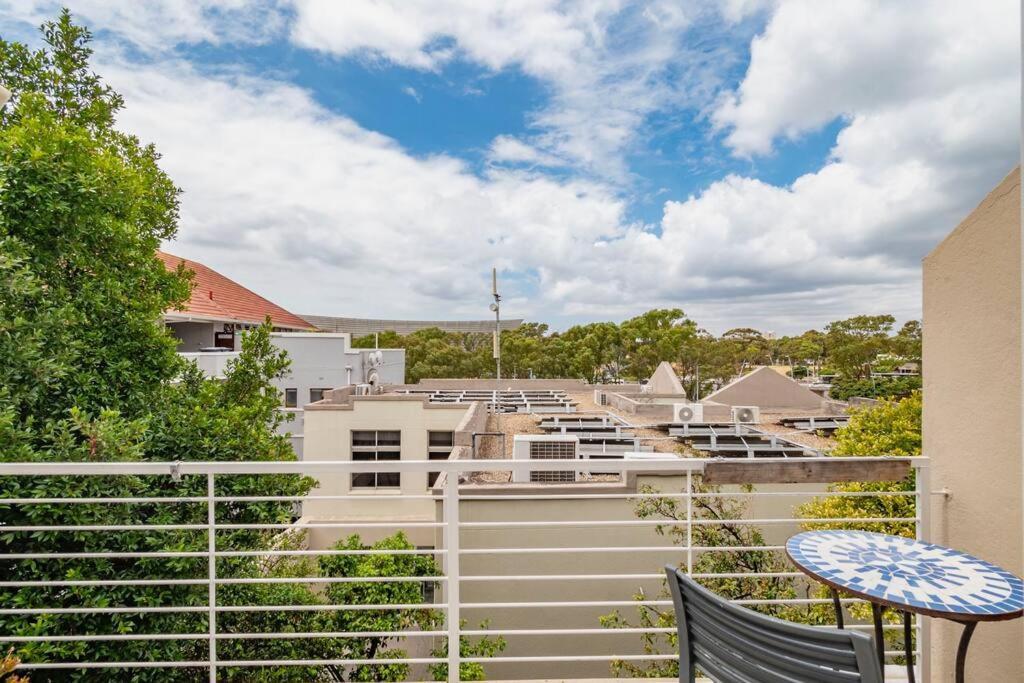 Apartment Point Living With Stadium View *