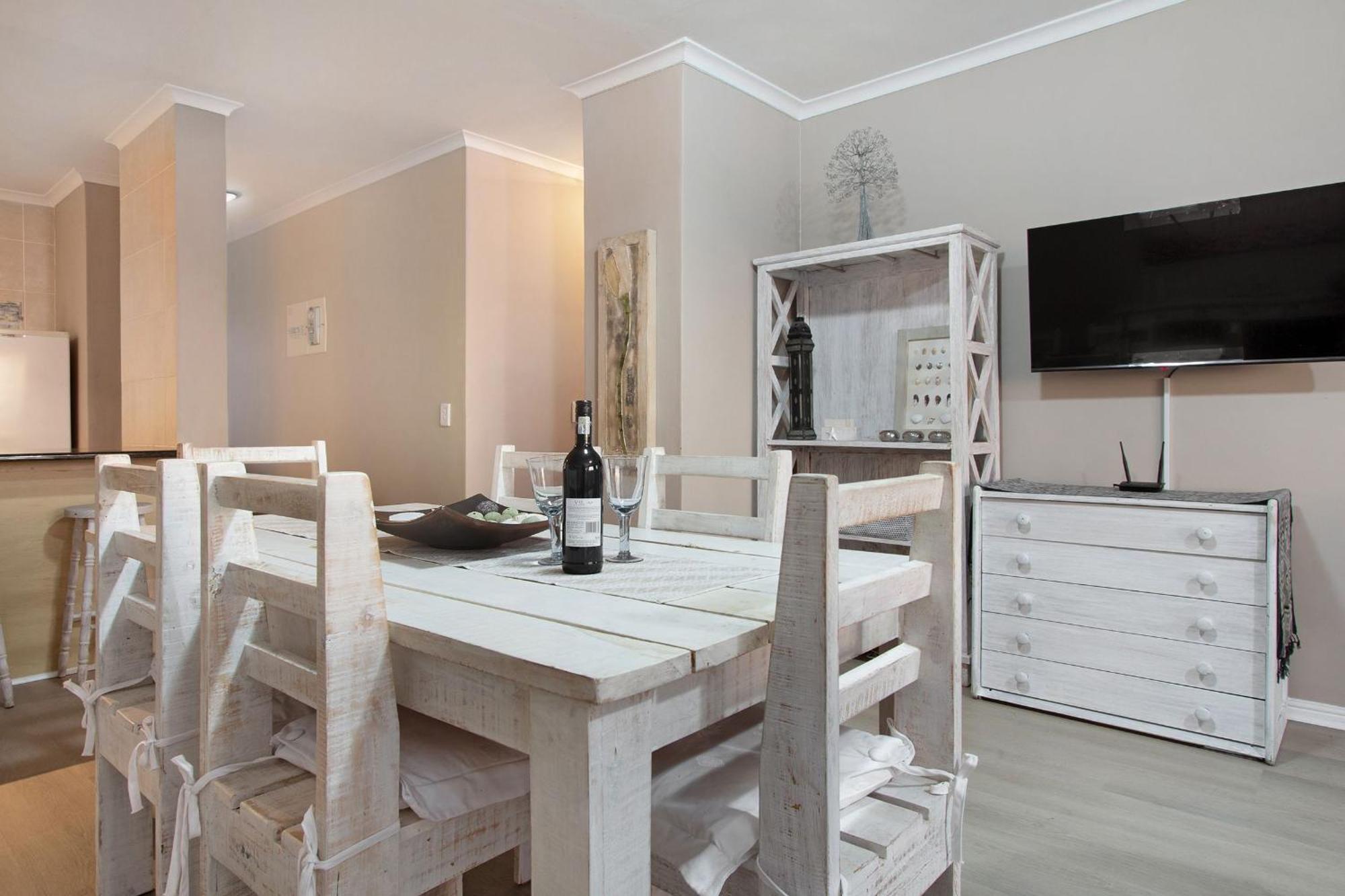 Dolphin Ridge 108 By Hostagents
