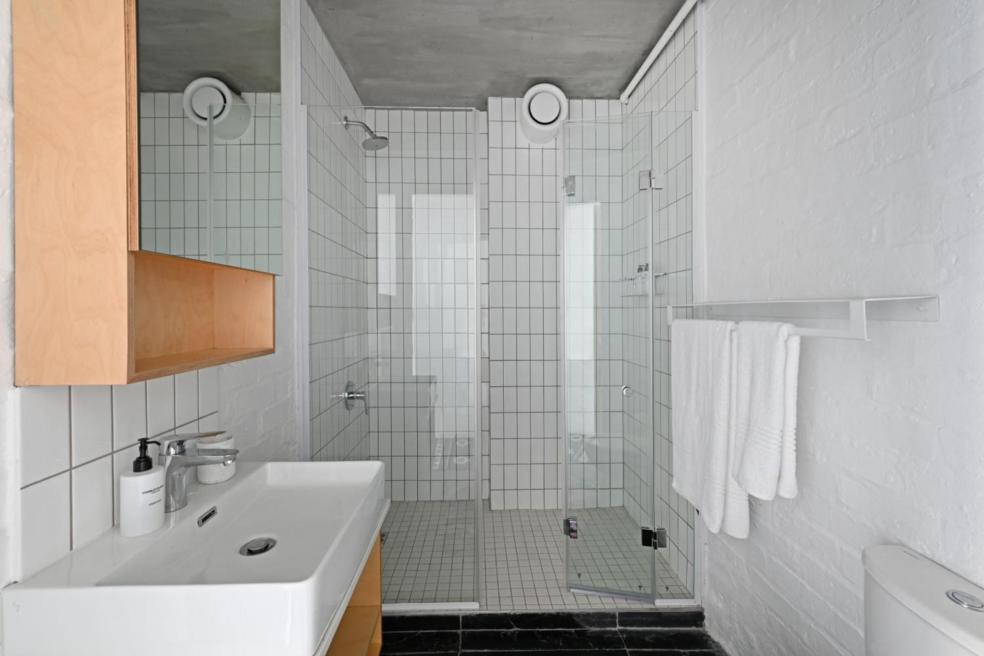 Bantry Bay 2bed 100m To *