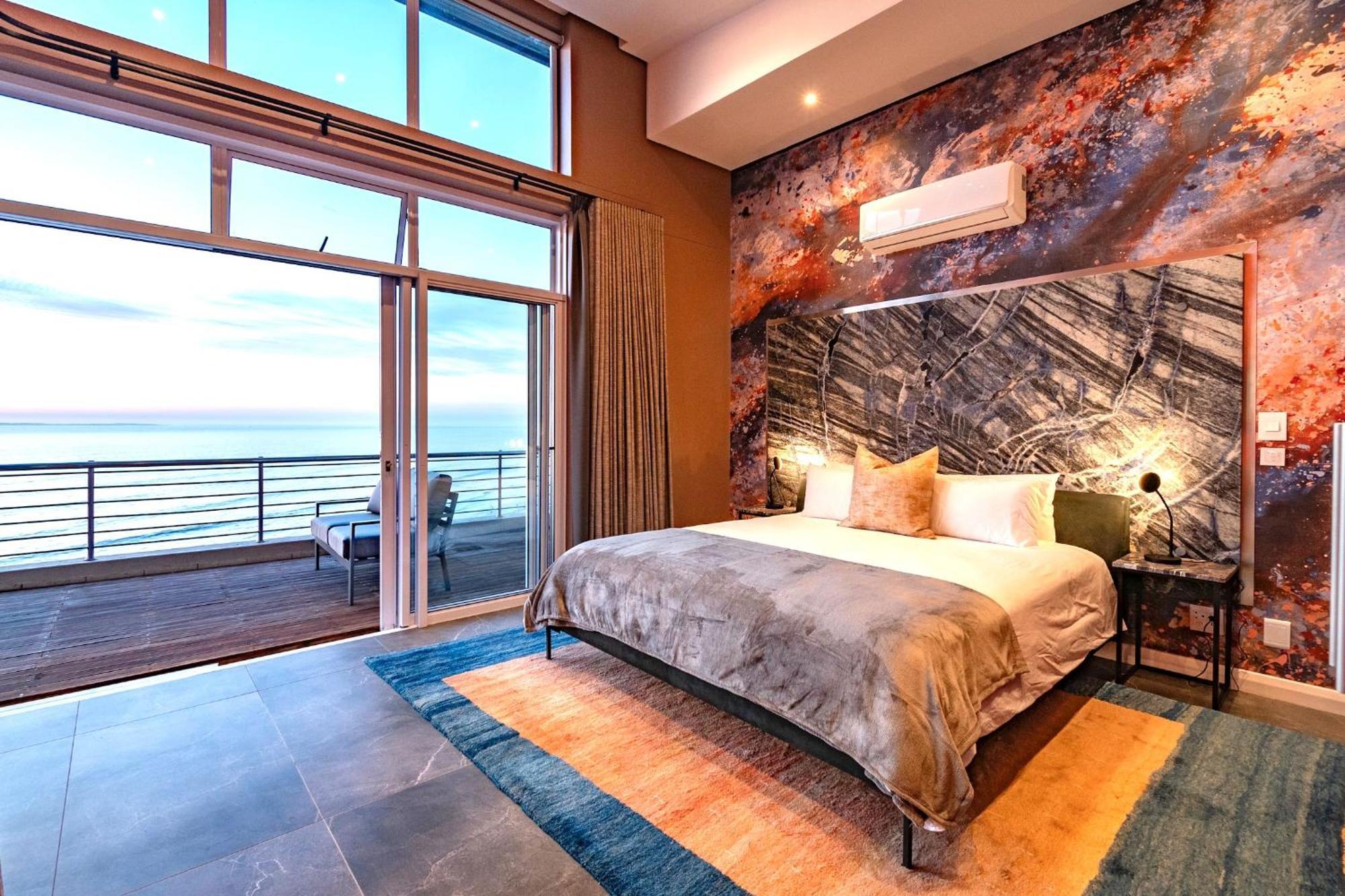 Serviced Penthouse, 100k Gemstone Display, Ensuite * Cape Town