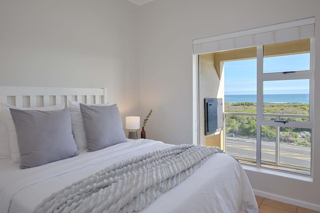 Lovely 2 Bedroom Ocean Lookout Cape Town