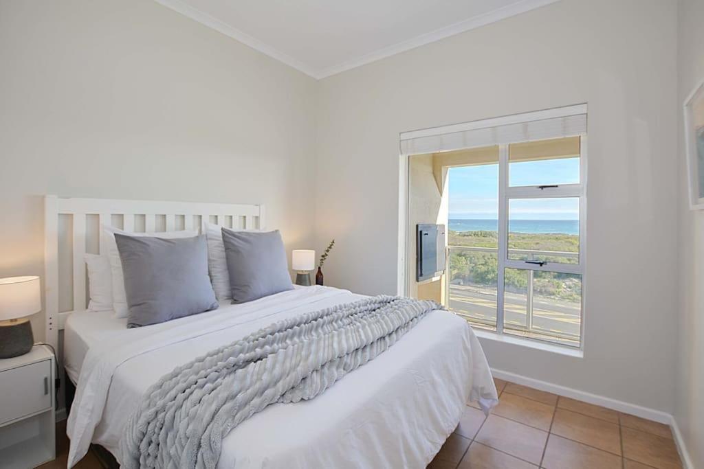 Lovely 2 Bedroom Ocean Lookout Apartment