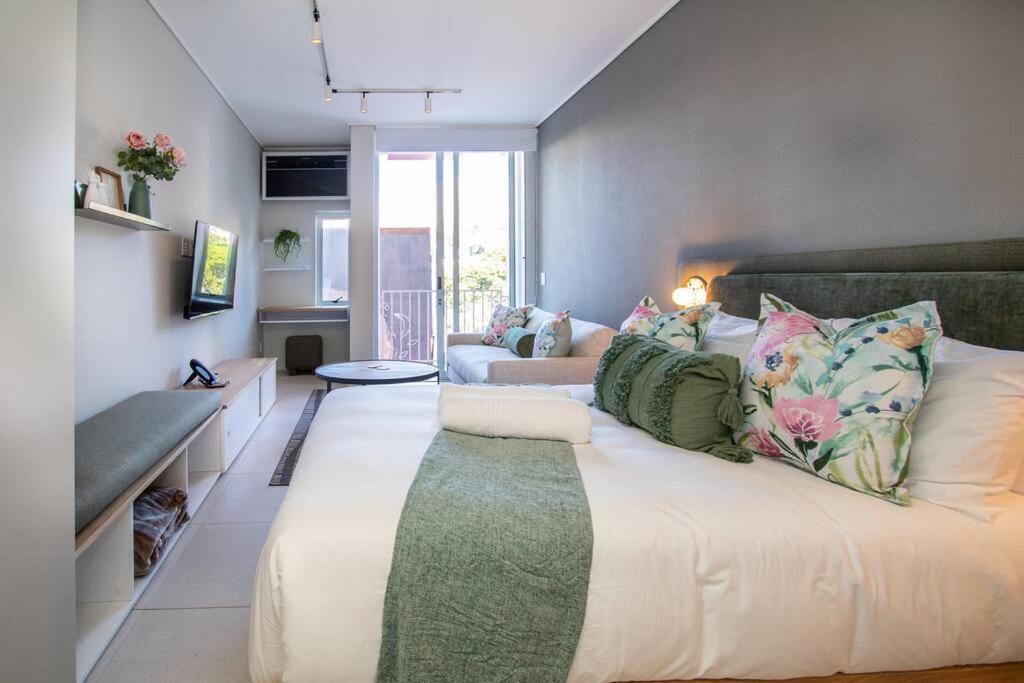Apartment Living In The Rose De Waterkant.