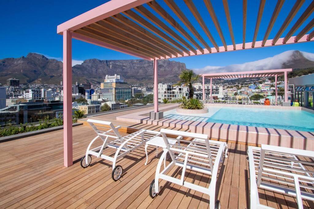 Living In The Rose De Waterkant. Apartment