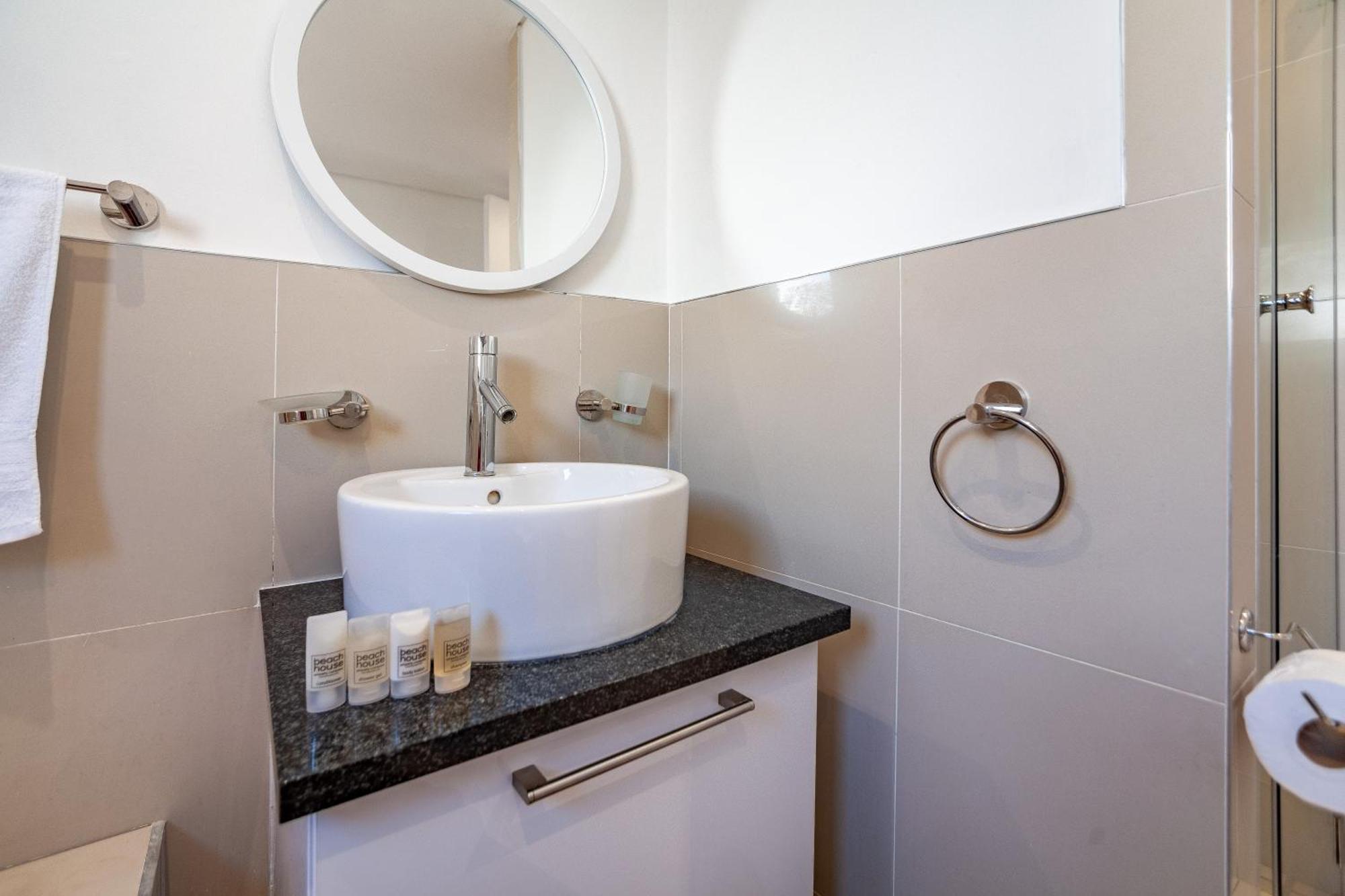 Modern Beachfront 2 Bed, 2 Bath- 143 Eden, Big Bay
