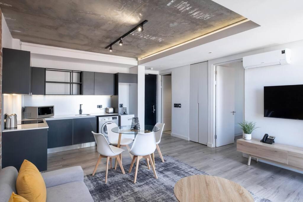 302 The Signature In * Cape Town