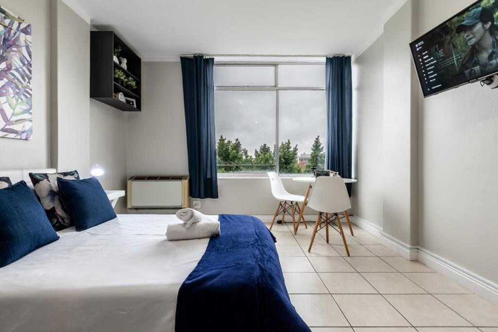 Apartment Kloof Street-heart Of The With Parking And Netflix Cape Town
