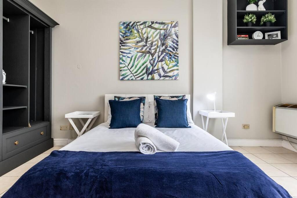 Kloof Street-heart Of The With Parking And Netflix Cape Town
