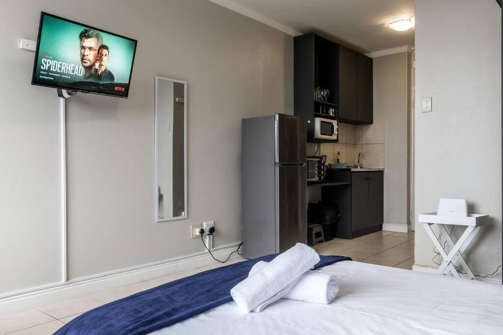 Kloof Street-heart Of The With Parking And Netflix Cape Town