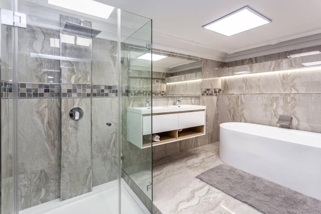 Ultra Luxury 3 Bedroom Address On Adderley * Cape Town
