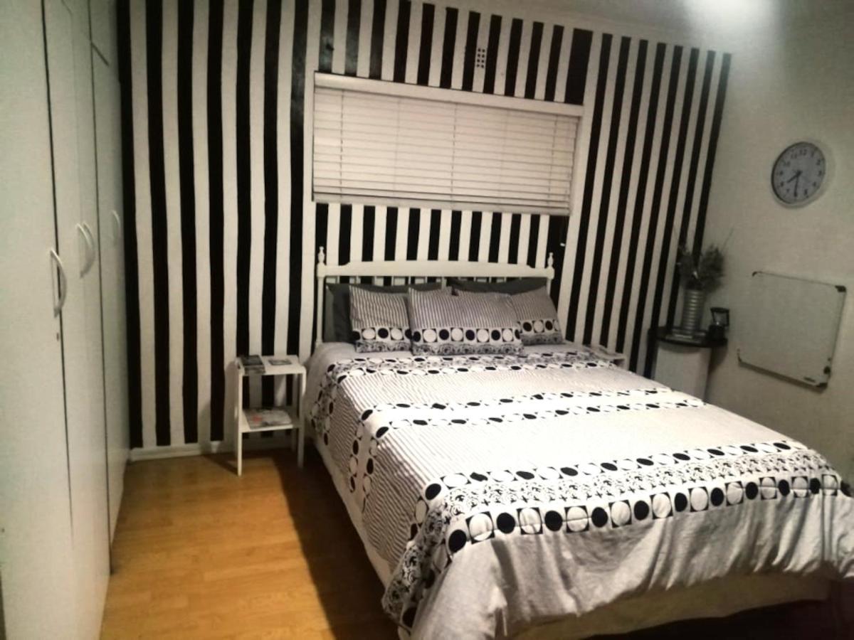 11 On Orange Bed & Breakfast