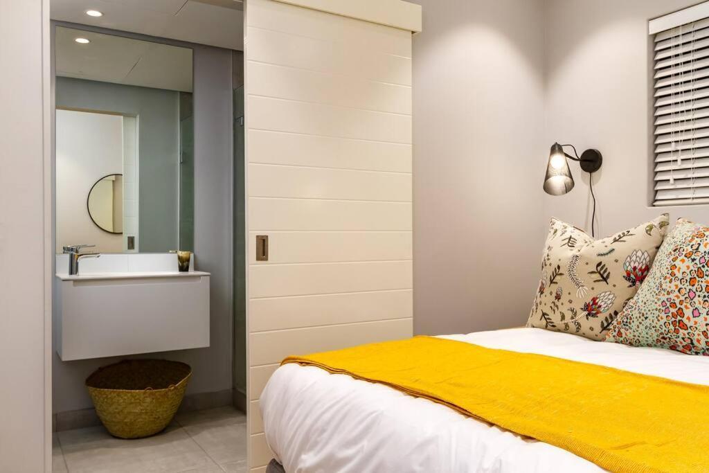 Luxury 2 Bed Corner Apartment *
