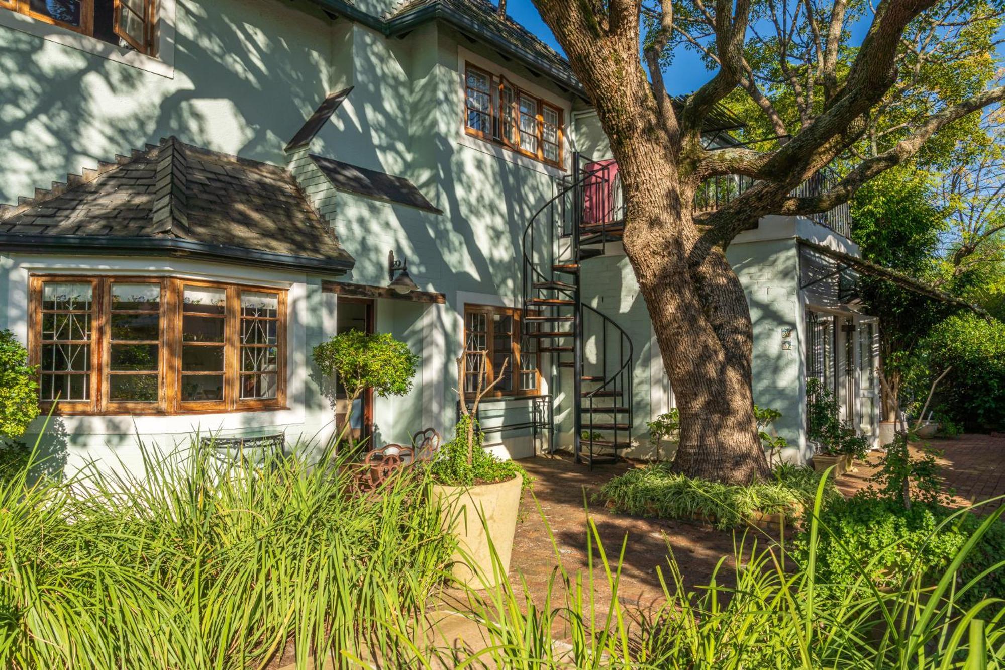 Hedge House 4*