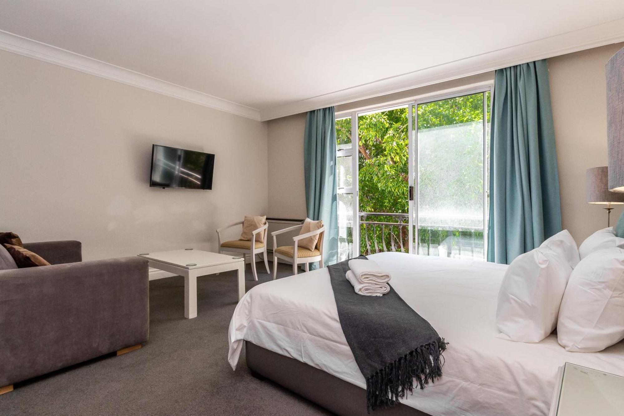 Spacious & Trendy City Centre Apartment *