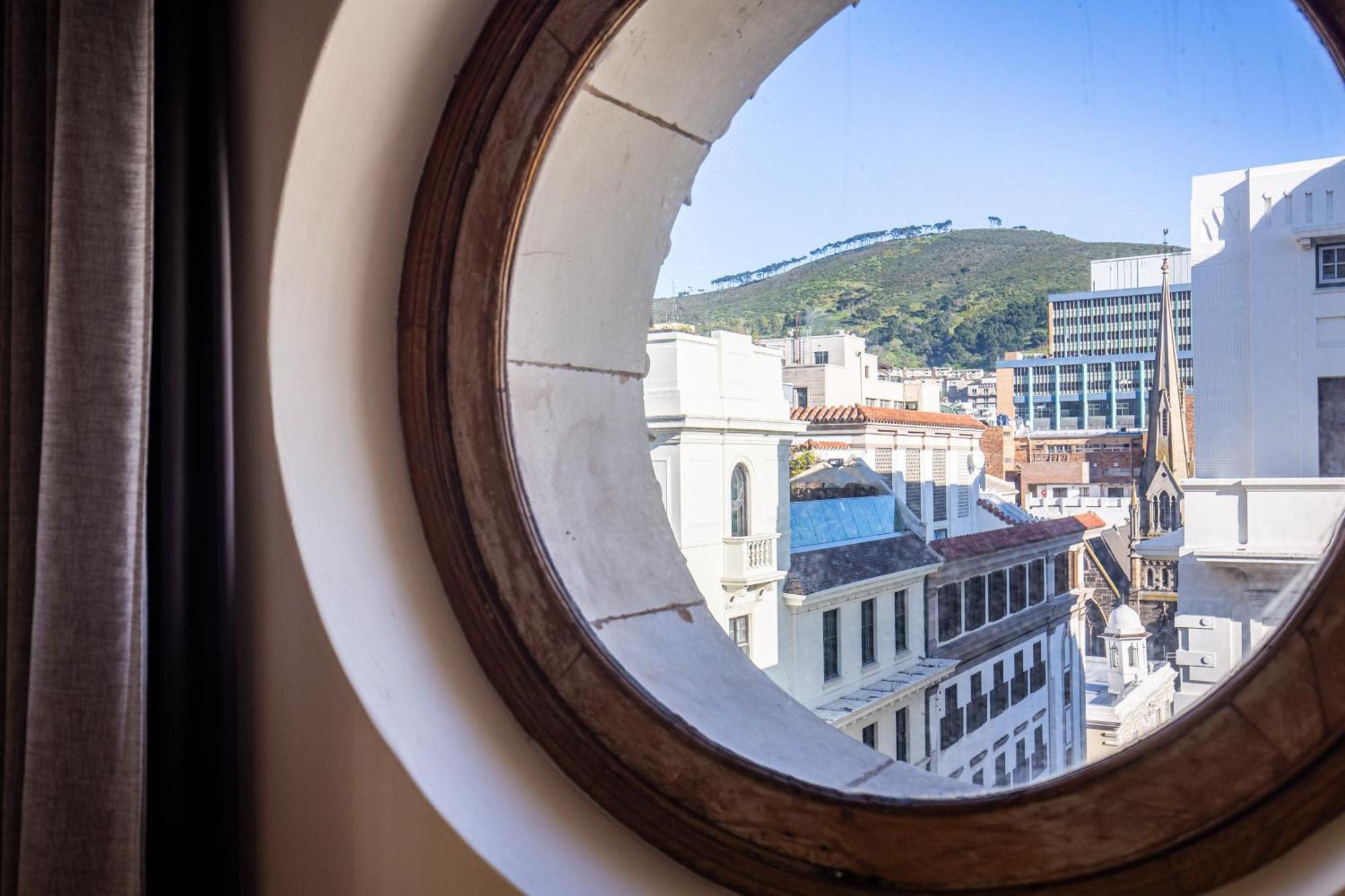 Old Bank - Lion Roars & Cape Town