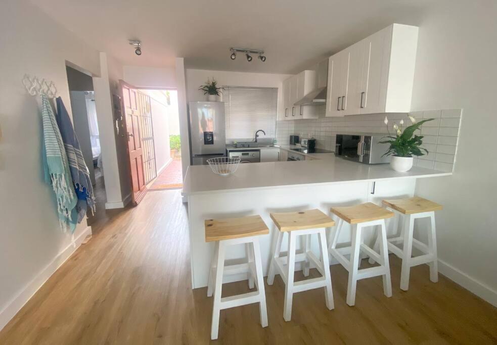 Kalk Bay Stylish 2bed With Balcony, Views & Pool 34sjt Cidade Do Cabo