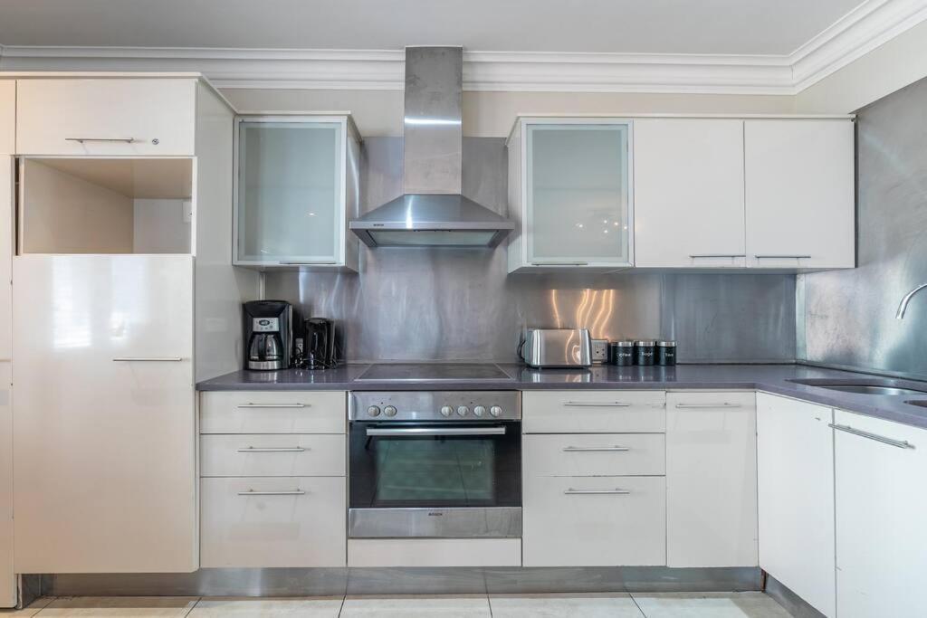 Large 1 Bed Pool Gym Parking Aircon * Cape Town