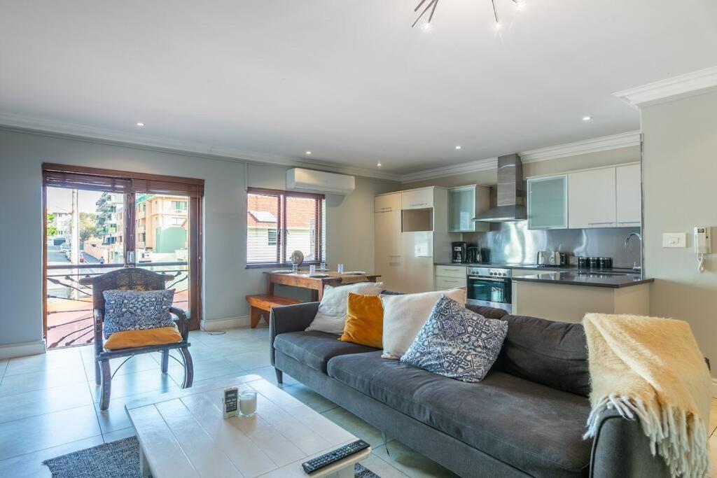 Apartment Large 1 Bed Pool Gym Parking Aircon *