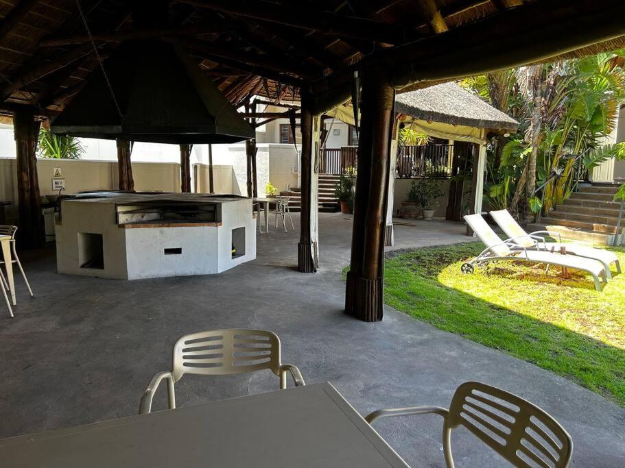 Large 1 Bed Pool Gym Parking Aircon Apartment Cape Town