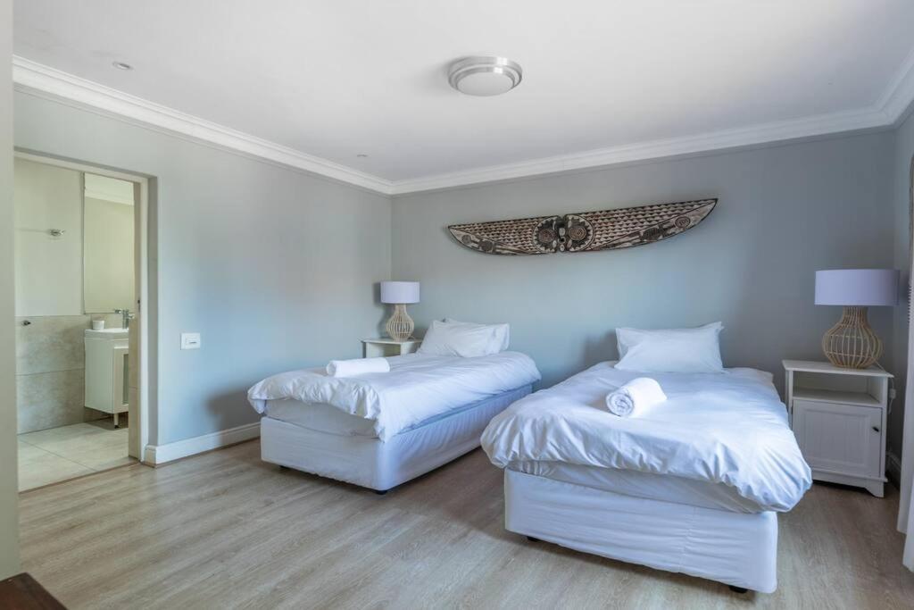 Large 1 Bed Pool Gym Parking Aircon Cape Town