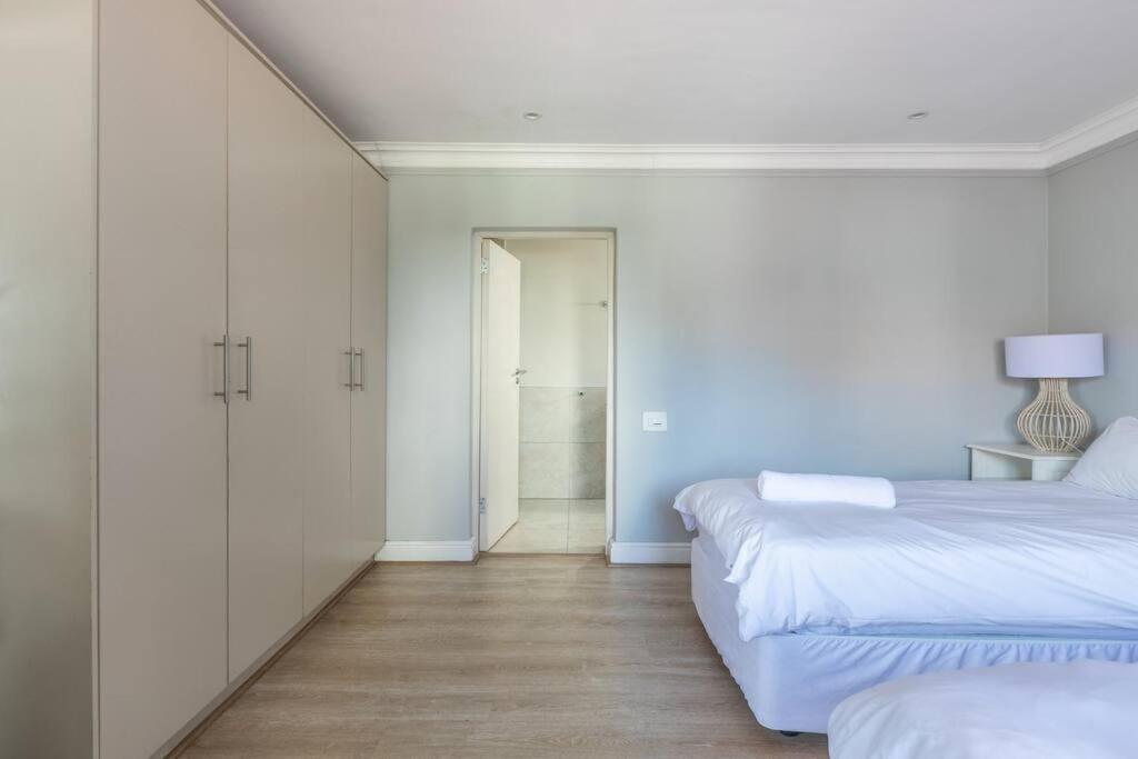 Large 1 Bed Pool Gym Parking Aircon * Cape Town