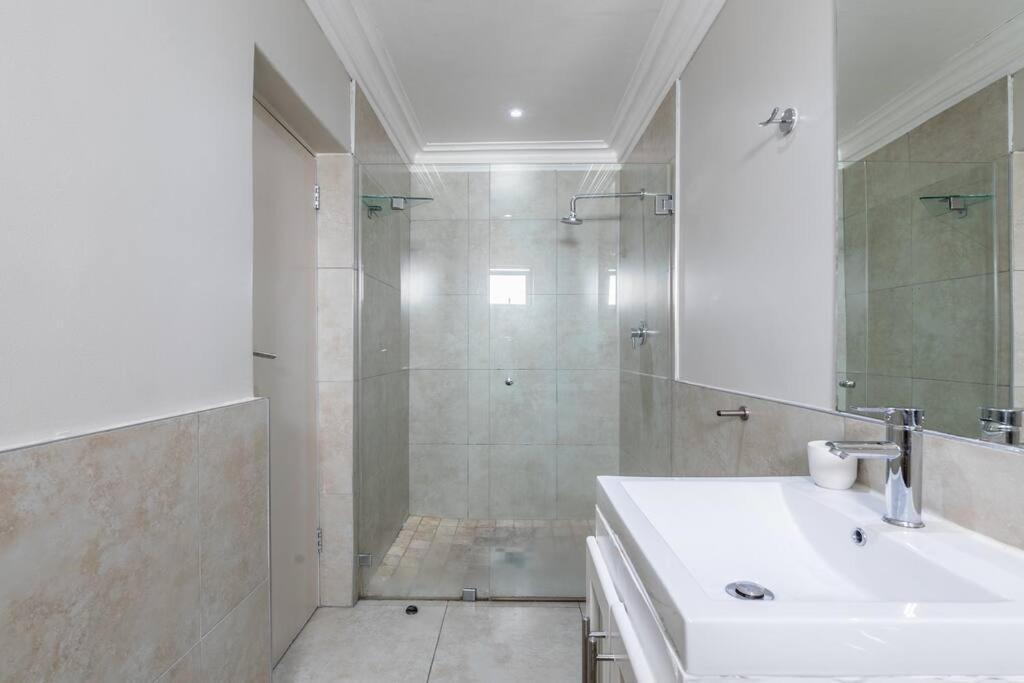 Apartment Large 1 Bed Pool Gym Parking Aircon
