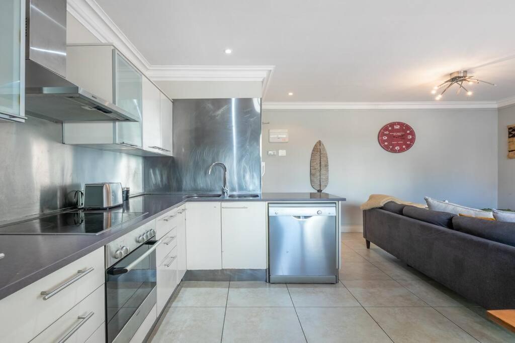 Large 1 Bed Pool Gym Parking Aircon * Cape Town