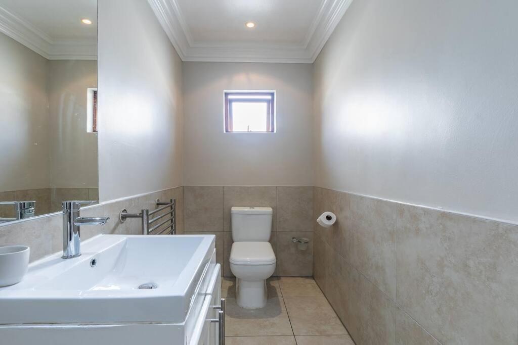 Large 1 Bed Pool Gym Parking Aircon Apartment