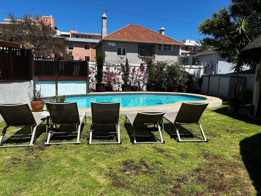 Large 1 Bed Pool Gym Parking Aircon Apartment *