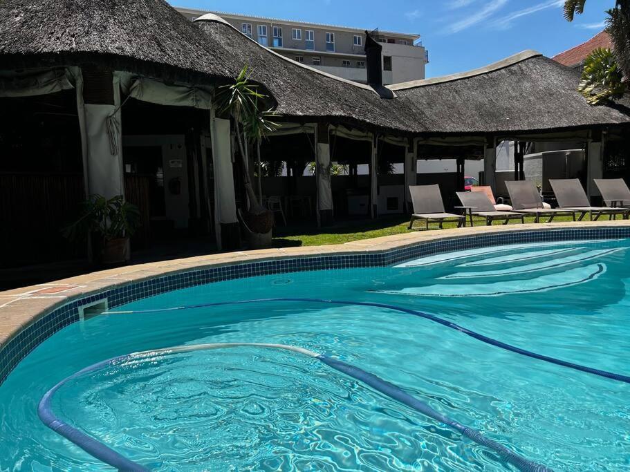 Apartment Large 1 Bed Pool Gym Parking Aircon *