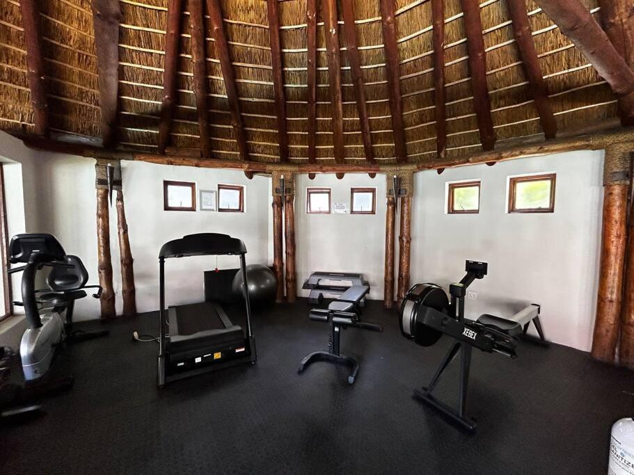 Large 1 Bed Pool Gym Parking Aircon Apartment