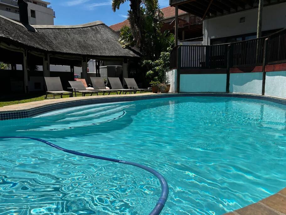 Large 1 Bed Pool Gym Parking Aircon Apartment