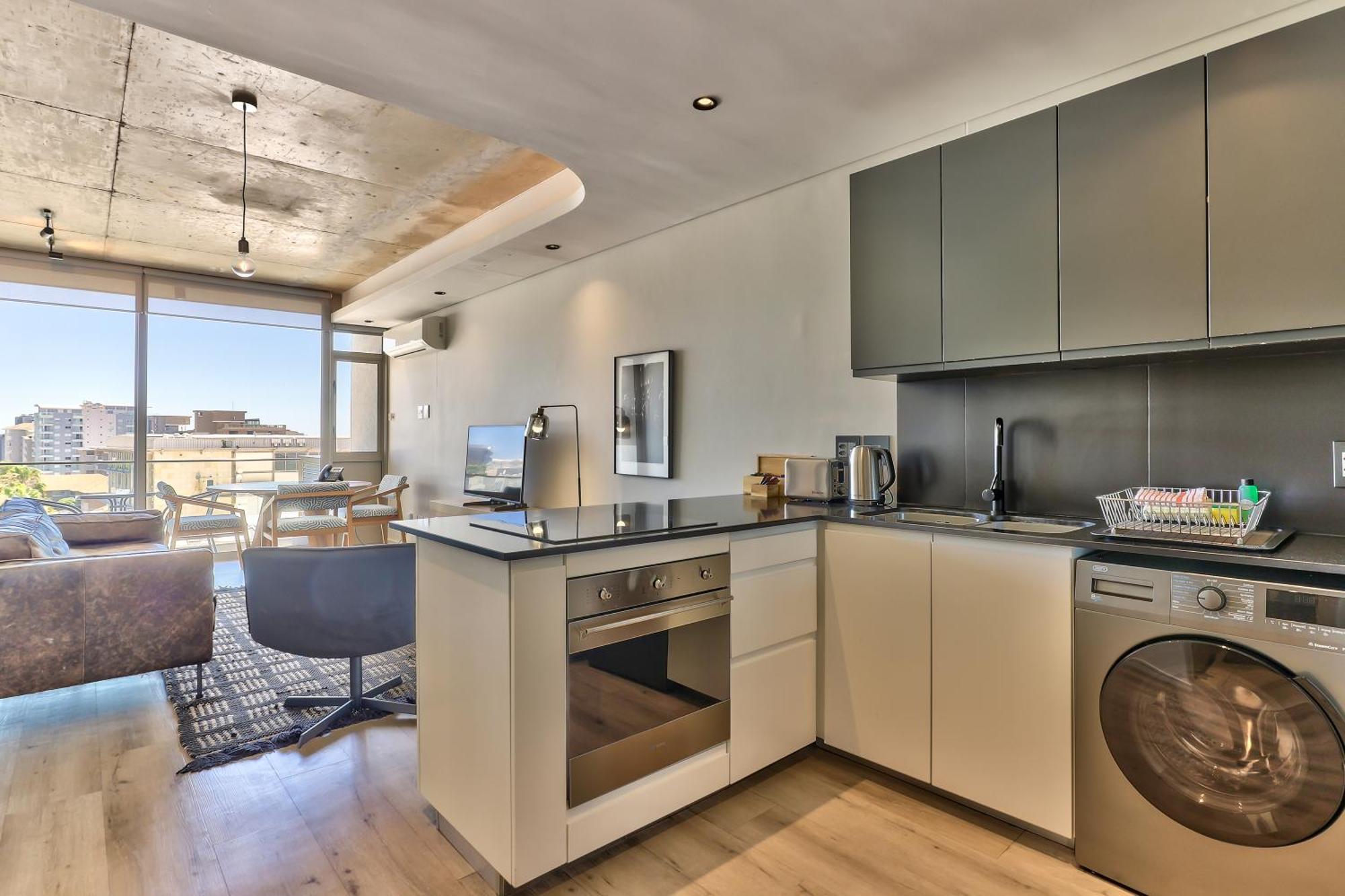 Luxury 2 Bedroom With Balcony Apartment *