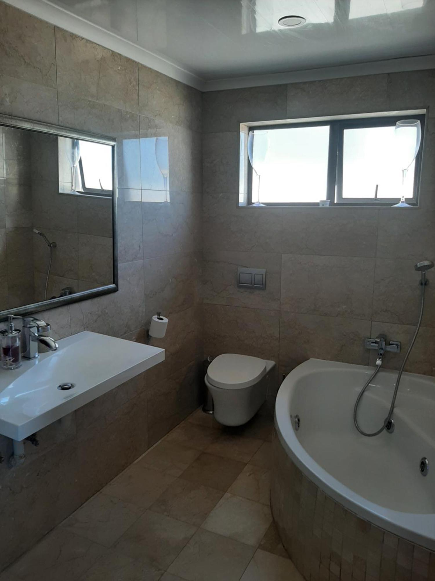 Apartment Luxury Flat With Magnificent Views In Plattrkloof *