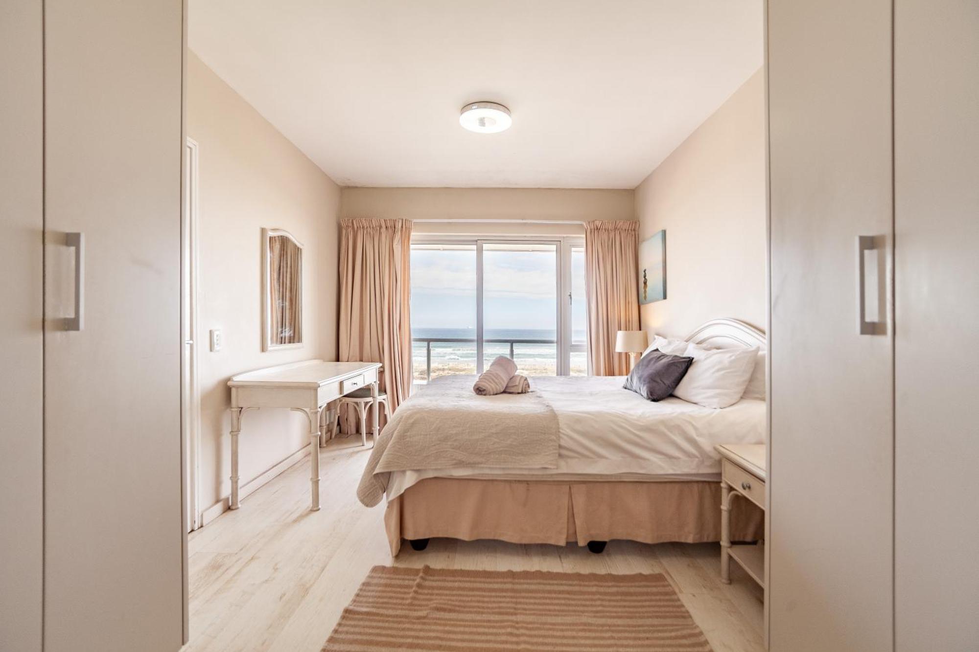 Apartment Luxury Private Beachfront 2 Bedroom Dolphin Apartment, Blouberg, Cape Town