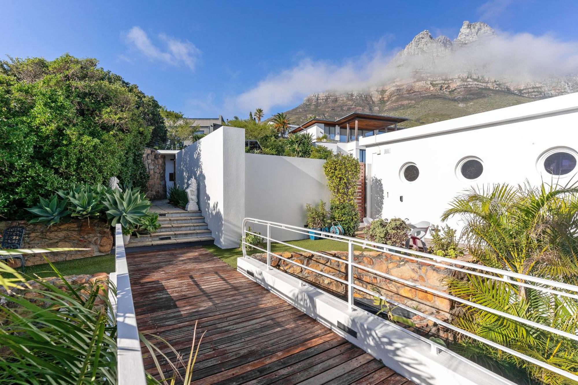 Delightful Large In Camps Bay With Pool - Picasso Villa
