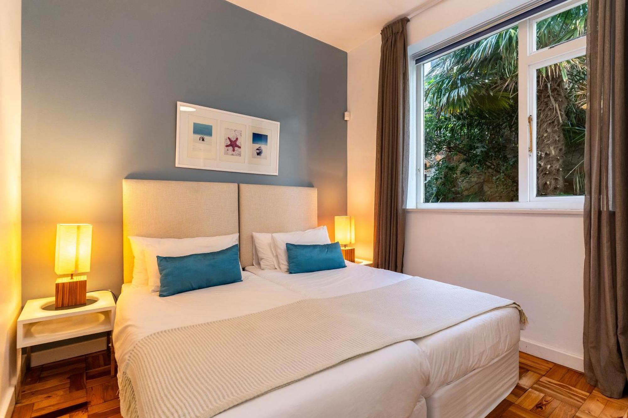 Delightful Large In Camps Bay With Pool - Picasso *