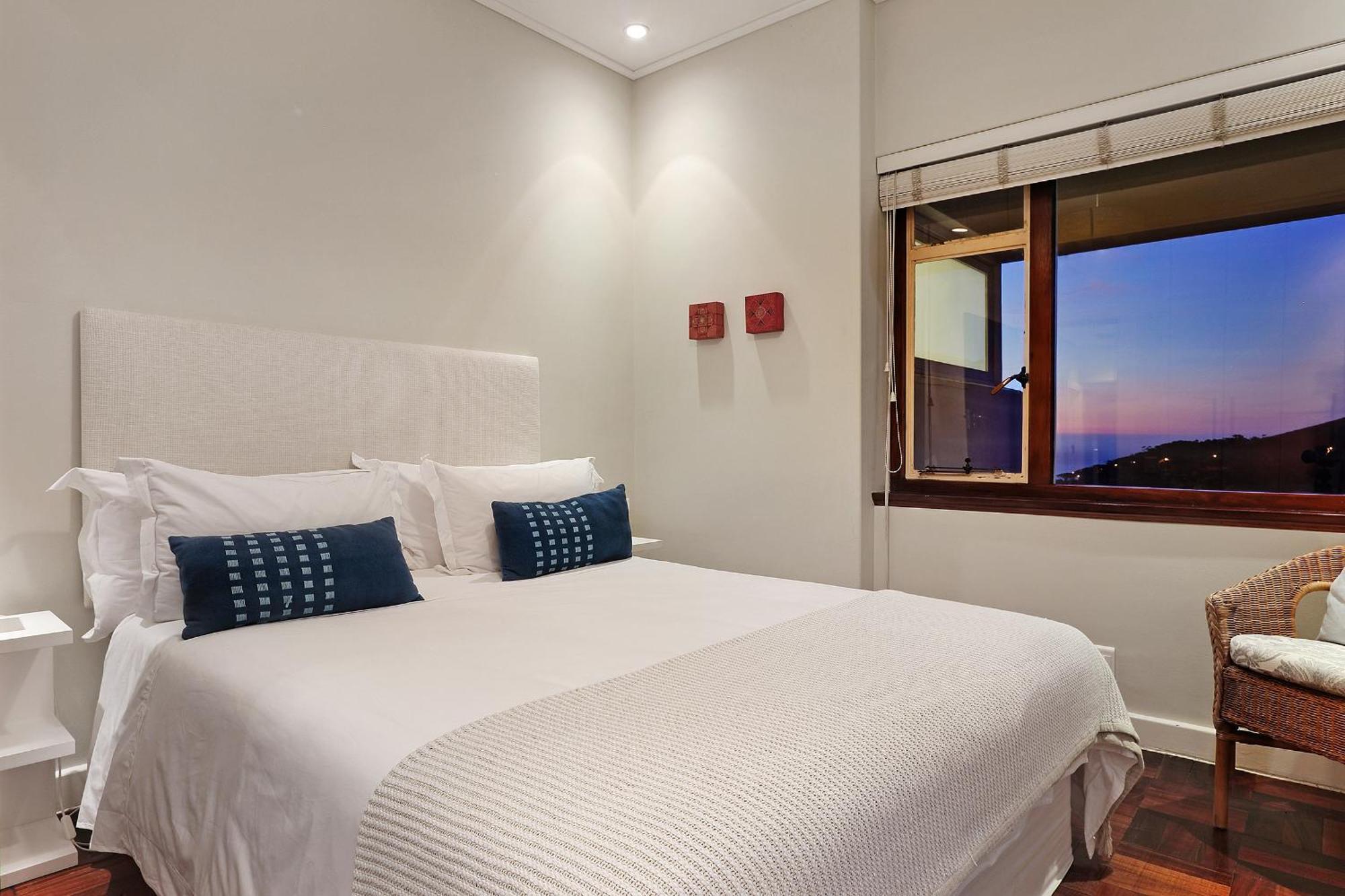 Delightful Large In Camps Bay With Pool - Picasso