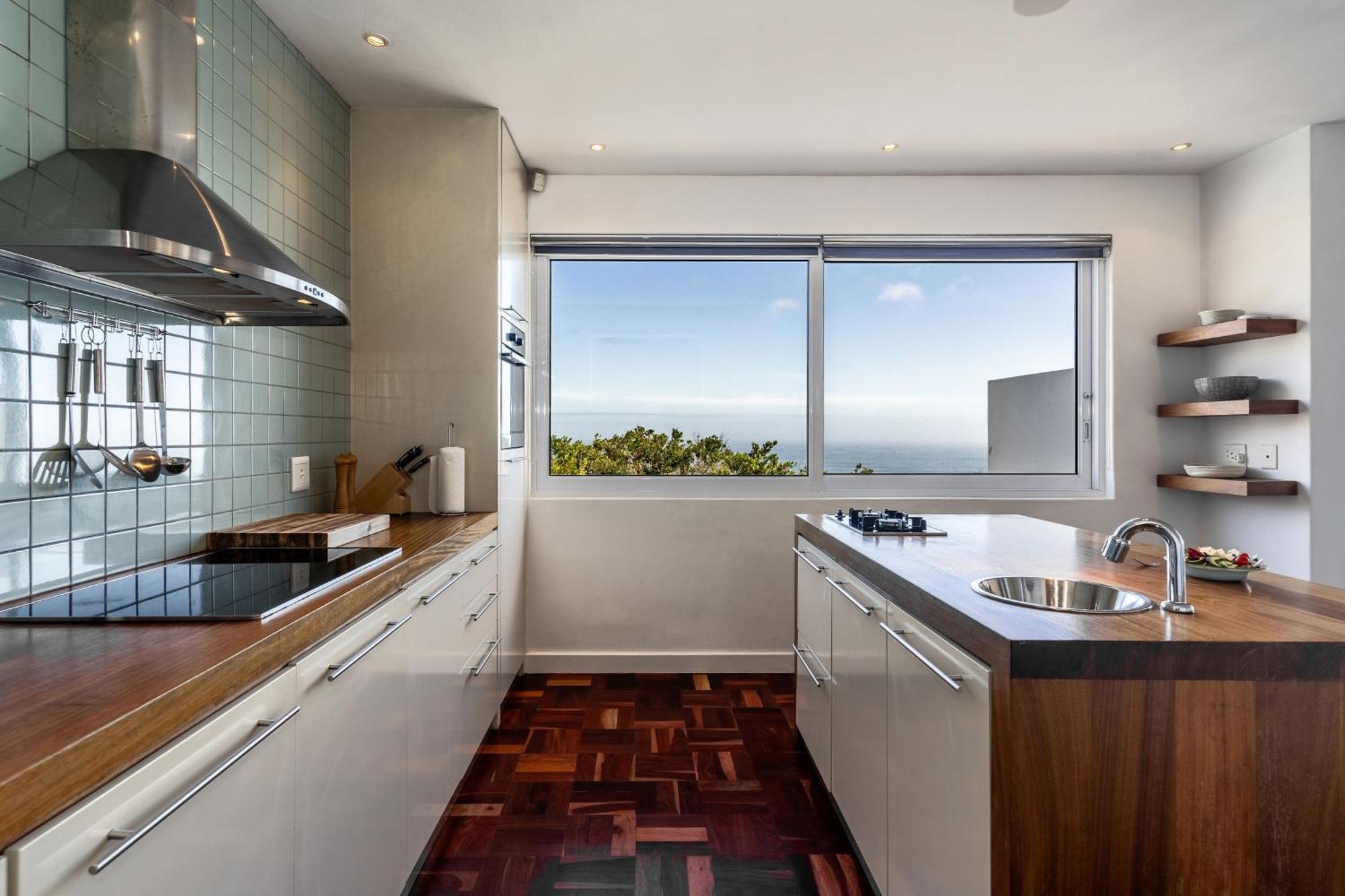 Delightful Large In Camps Bay With Pool - Picasso Villa *