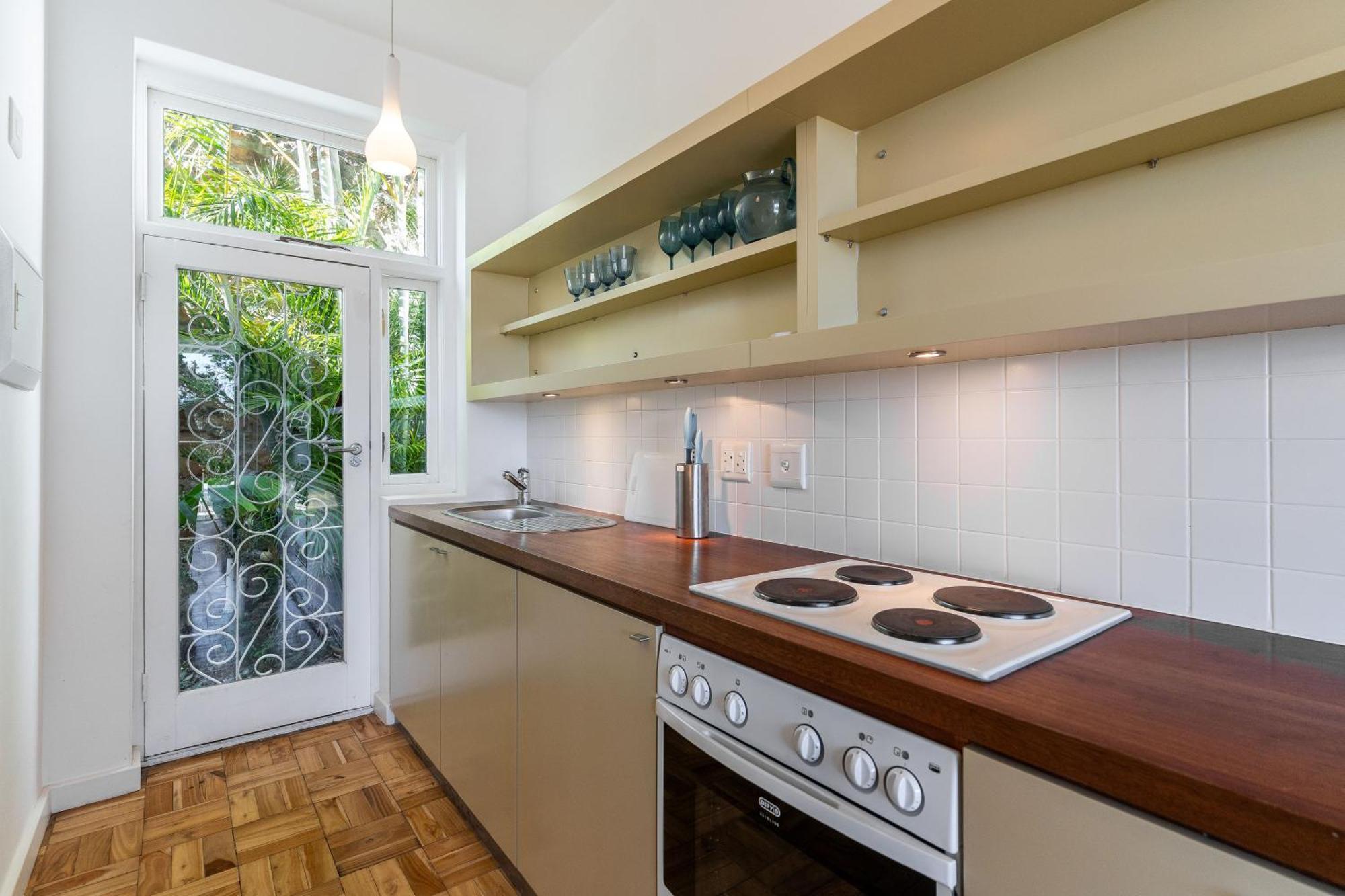 Delightful Large In Camps Bay With Pool - Picasso