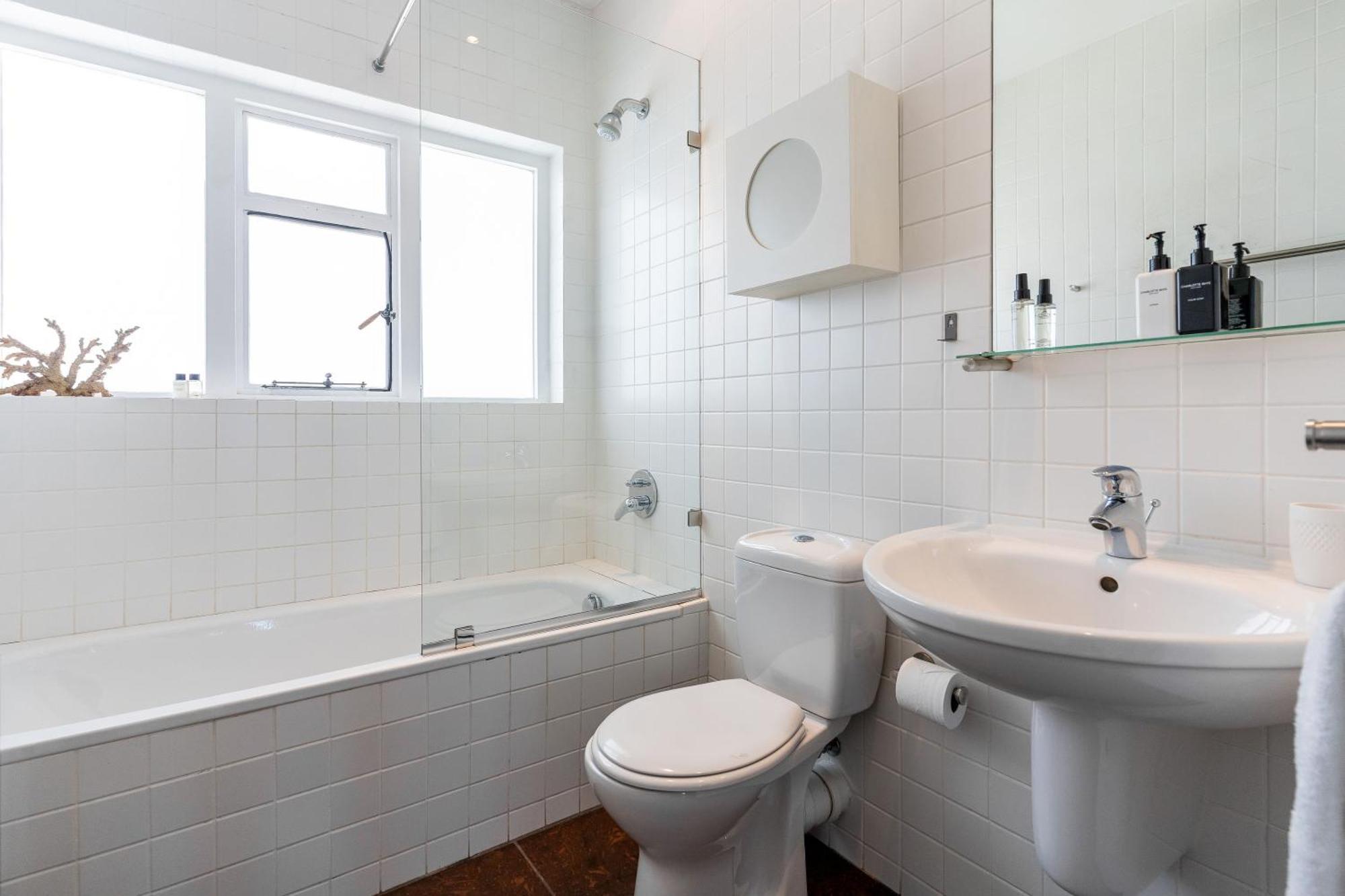 Delightful Large In Camps Bay With Pool - Picasso Villa *