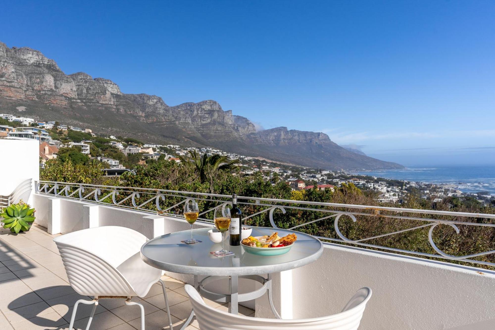 Delightful Large In Camps Bay With Pool - Picasso Villa