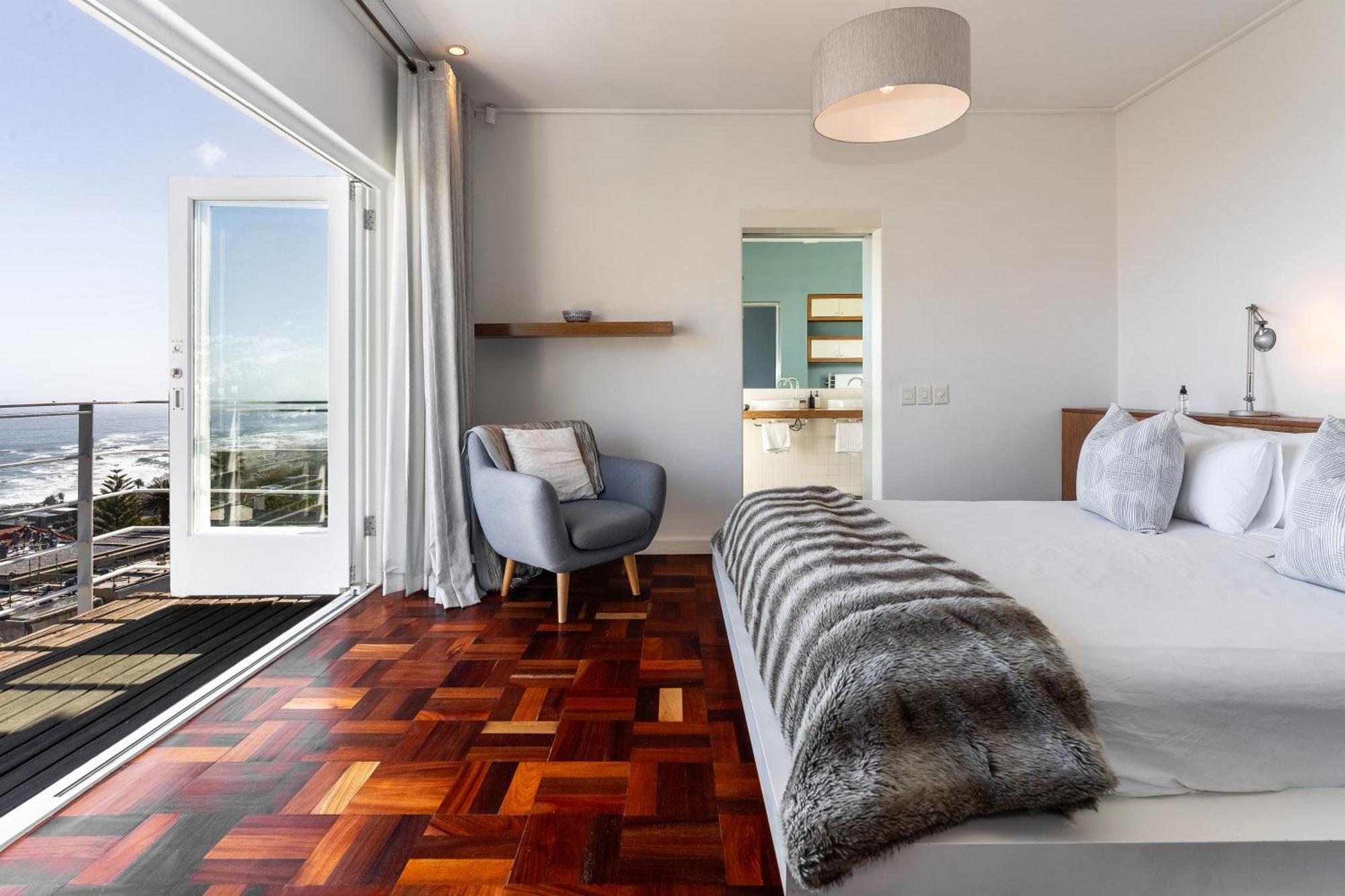 Delightful Large In Camps Bay With Pool - Picasso