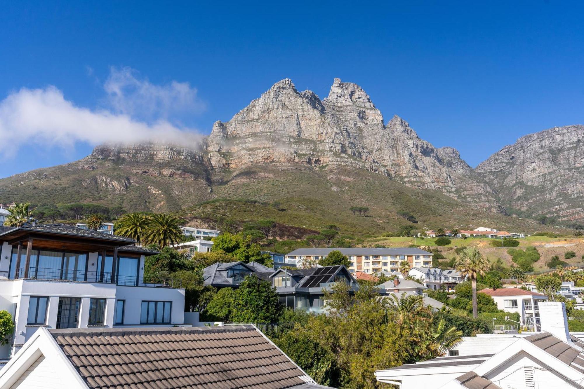 Delightful Large In Camps Bay With Pool - Picasso