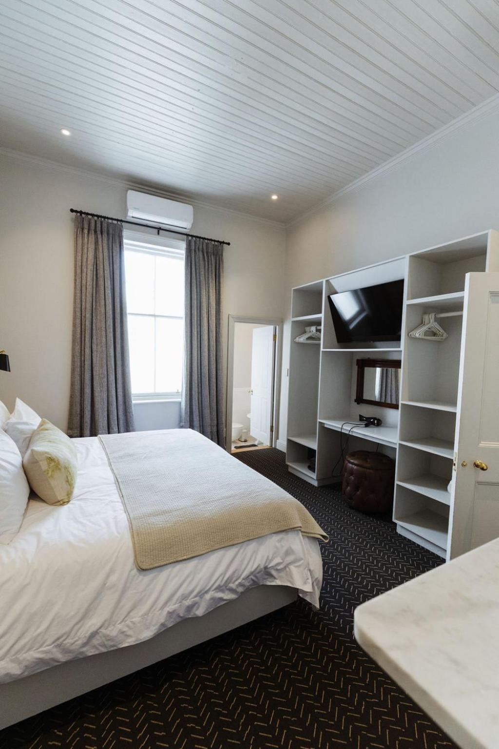 Pousada Immaculately Styled And Positioned With Pool & Bar