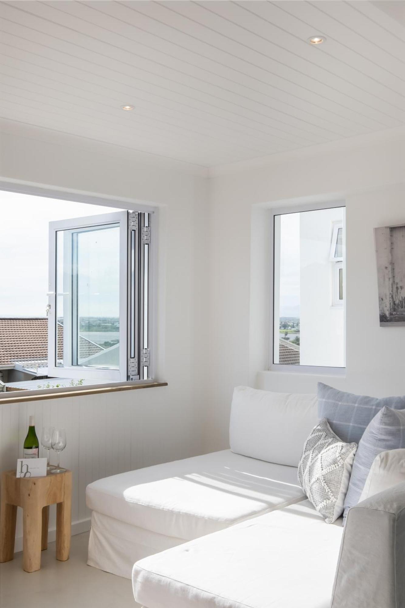Lakeside Ocean Breeze Holiday home *
