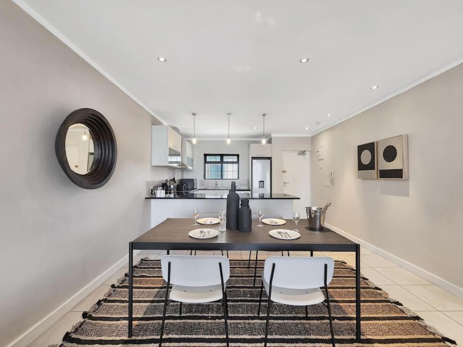 Apartment Stunning Central Modern Living Fast Wi-fi Parking
